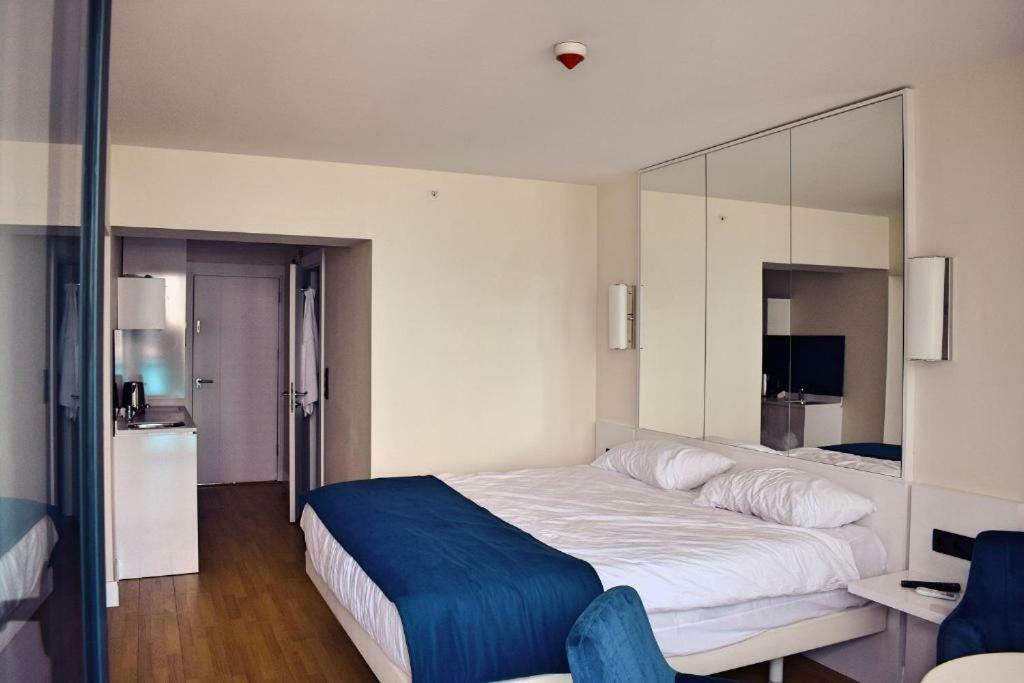 Deluxe Hotel Room In The Heart Of Batumi Orbi City A Block Exteriör bild